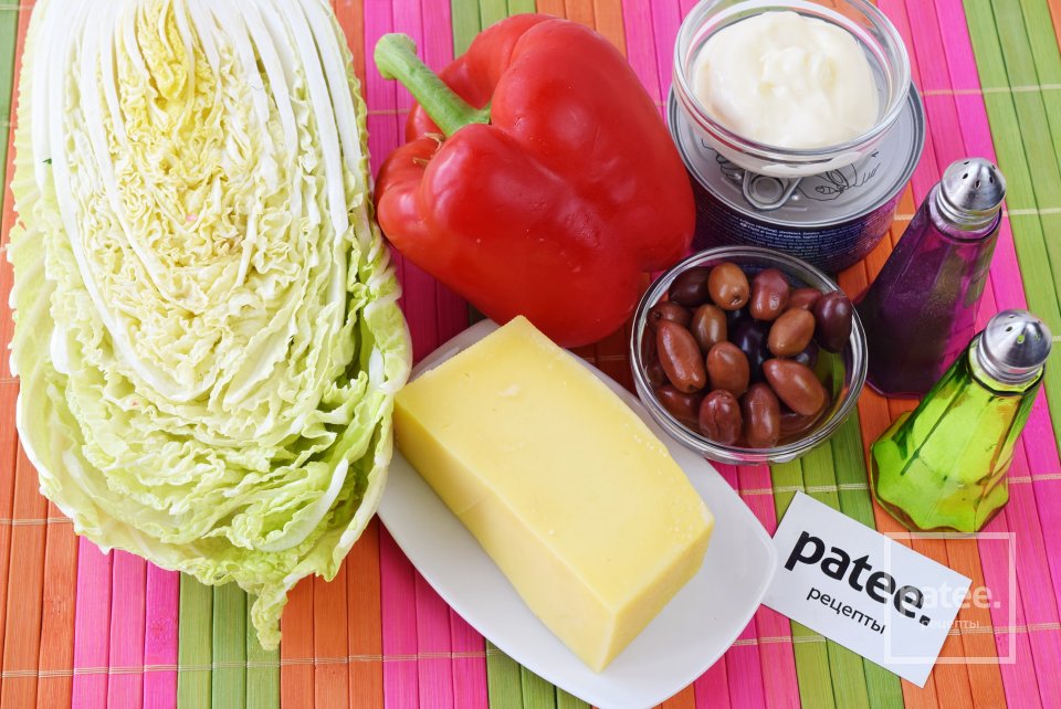 Салат с пекинской капустой и рыбной консервой - Шаг 1