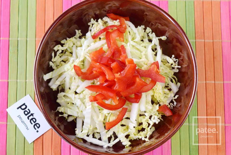 Салат с пекинской капустой и рыбной консервой - Шаг 4