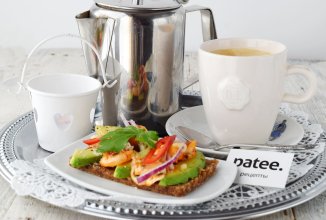 Горячие бутерброды с креветками и авокадо