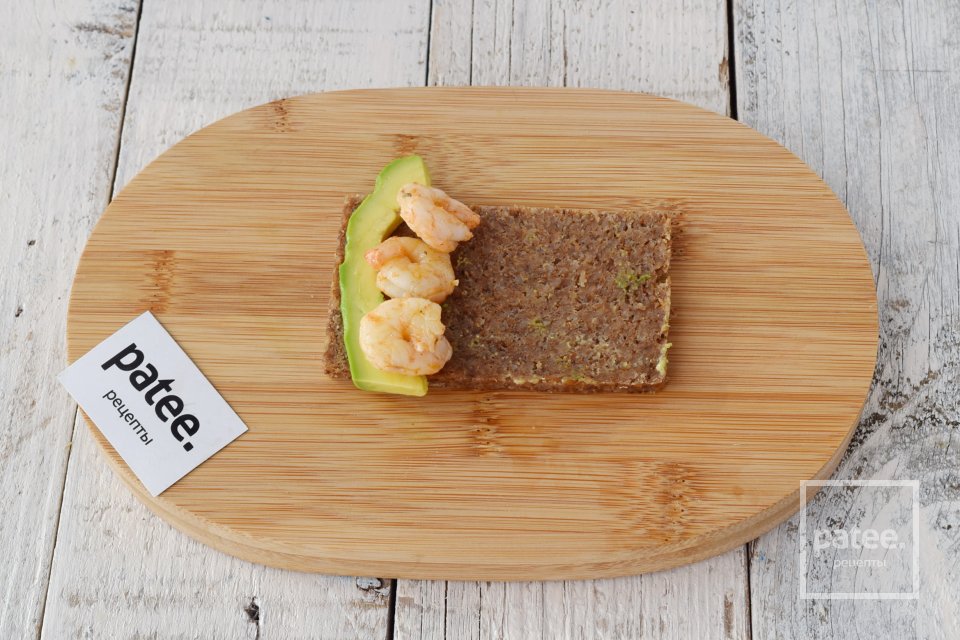 Горячие бутерброды с креветками и авокадо - Шаг 6