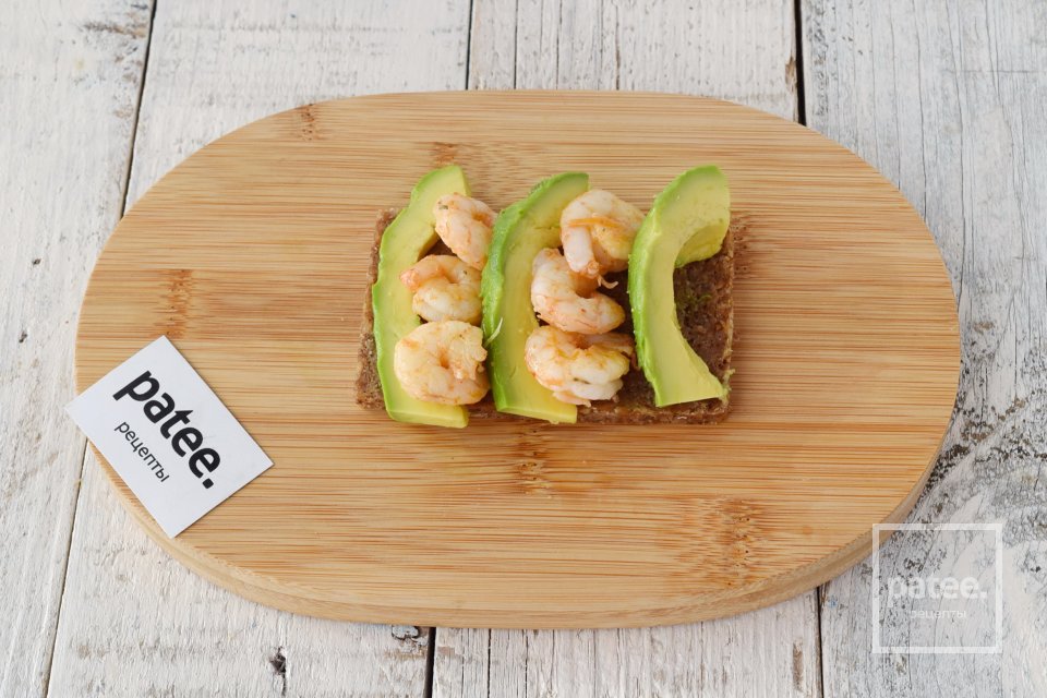 Горячие бутерброды с креветками и авокадо - Шаг 7