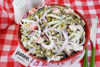 Салат из морской капусты с зеленым горошком