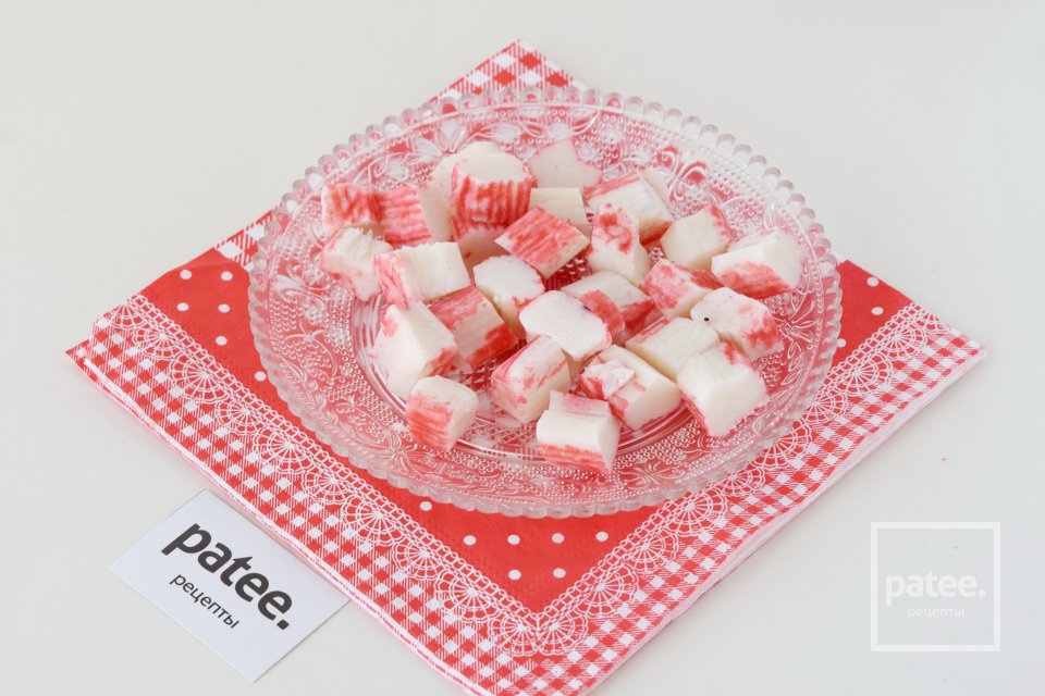 Салат из морской капусты с зеленым горошком - Шаг 2