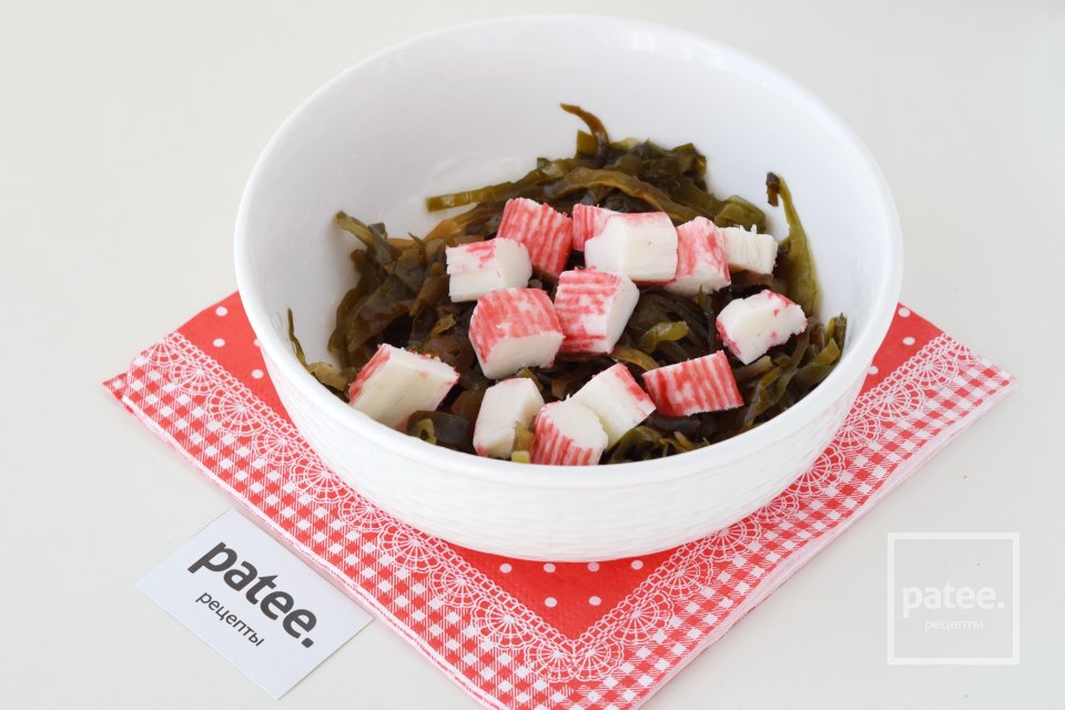 Салат из морской капусты с зеленым горошком - Шаг 3