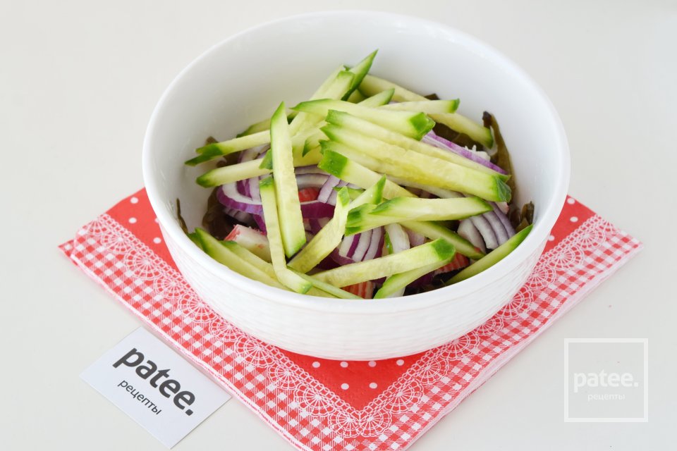 Салат из морской капусты с зеленым горошком - Шаг 7