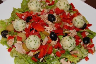 Салат с курочкой и сырными шариками