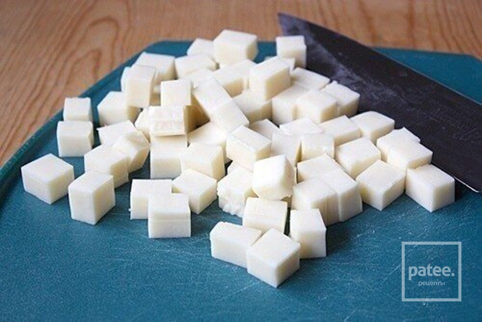 Нарезать квадратиками. Сыр кубиками. Моцарелла кубик. Сыр моцарелла кубикамb. Сыр кубиками нарезка.