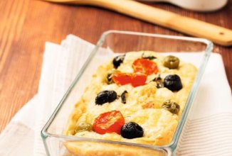 Фокачча с помидорами, оливками и маслинами