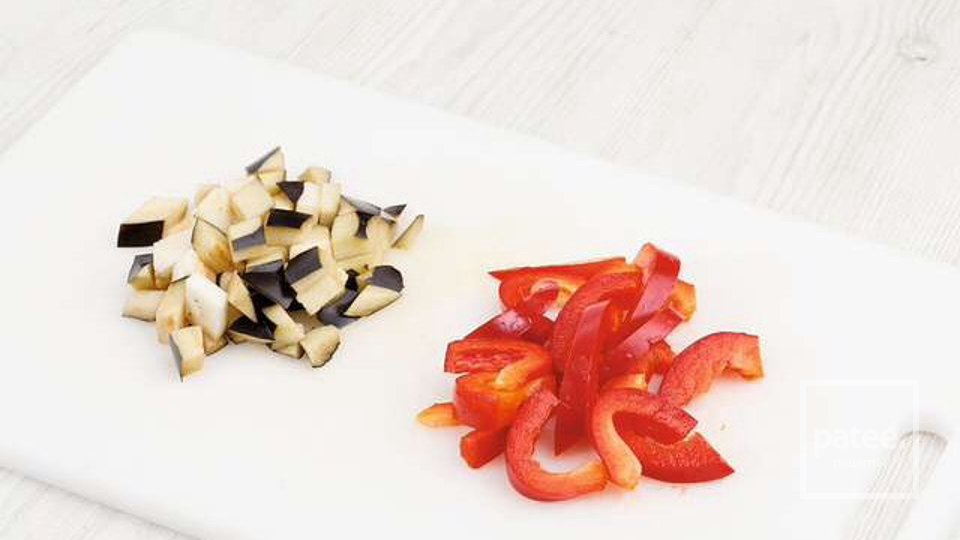 Теплый салат из птицы с мандаринами - Шаг 2