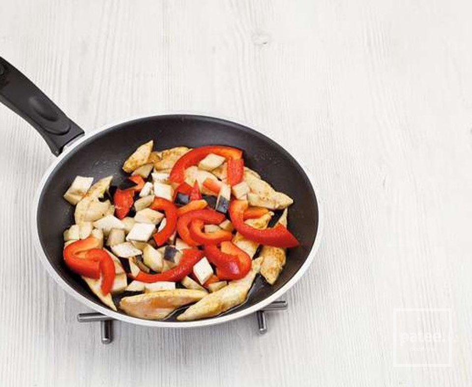 Теплый салат из птицы с мандаринами - Шаг 5