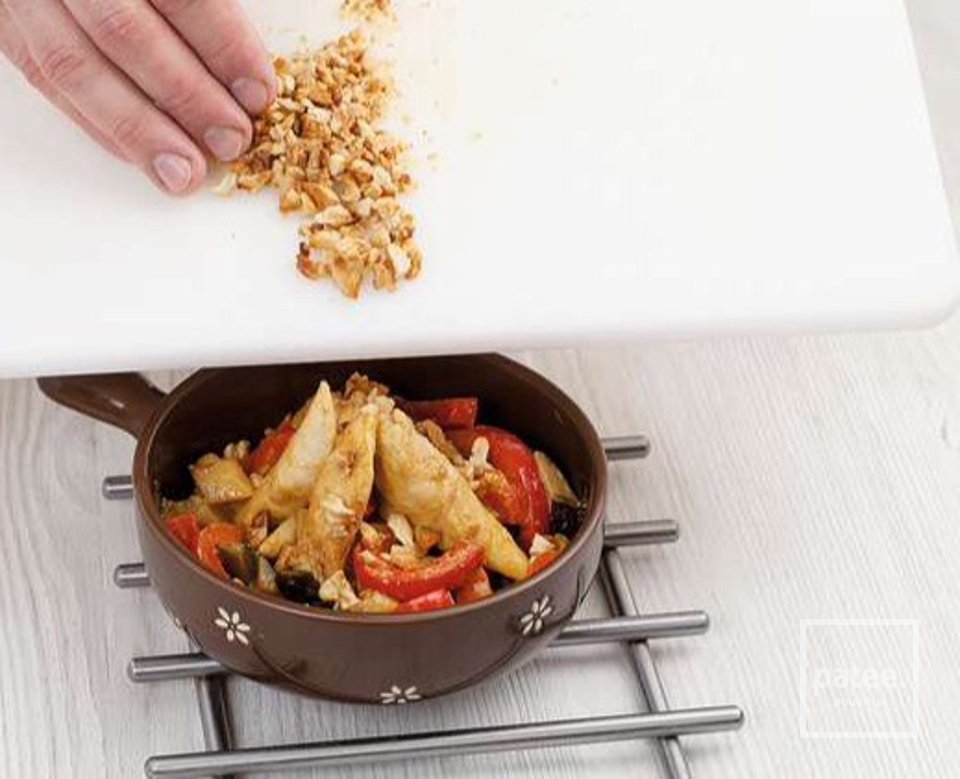 Теплый салат из птицы с мандаринами - Шаг 7