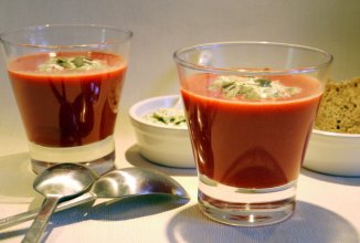 Свекольный капучино с шпинатно-хреновым кремом