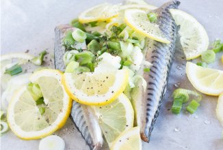 Скумбрия, запечённая в духовке с лимоном и пряностями