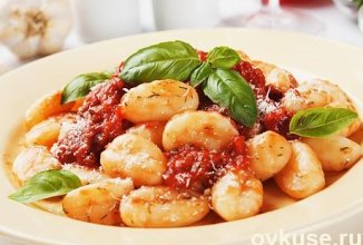 Розмариновые ньокки с томатным соусом