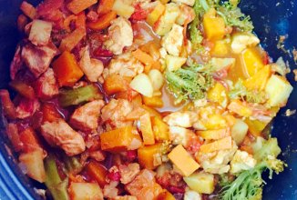 Соус из курицы и овощей.