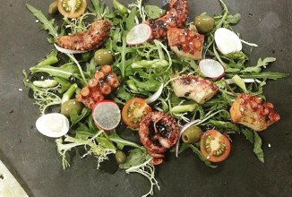 Тёплый салат с щупальцами осьминога