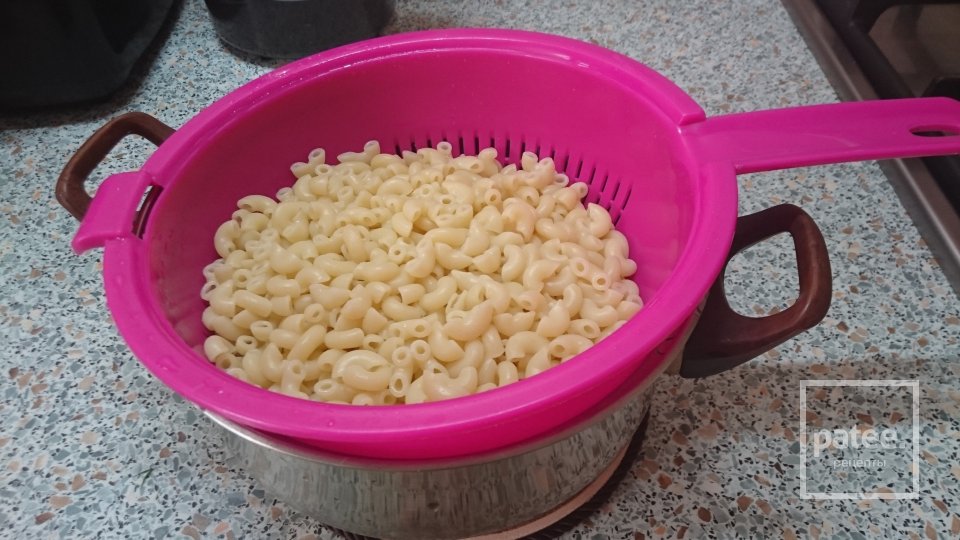 Гратен с копченой горбушей, макаронами и сыром - Шаг 1