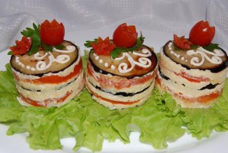 Закуска сырная с баклажаном и помидоркой