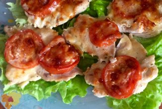 Индейка, запечённая под сыром и помидорами.