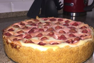 Пирог с творогом и ягодами