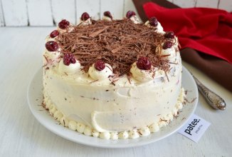Шоколадно-вишневый торт с нежным сливочным кремом