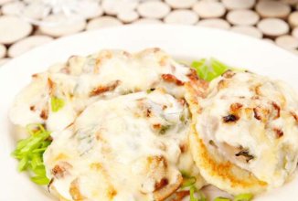 Язык с грибами и хреном на картофельных драниках