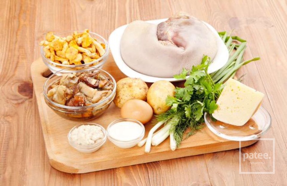 Язык с грибами и хреном на картофельных драниках - Шаг 1