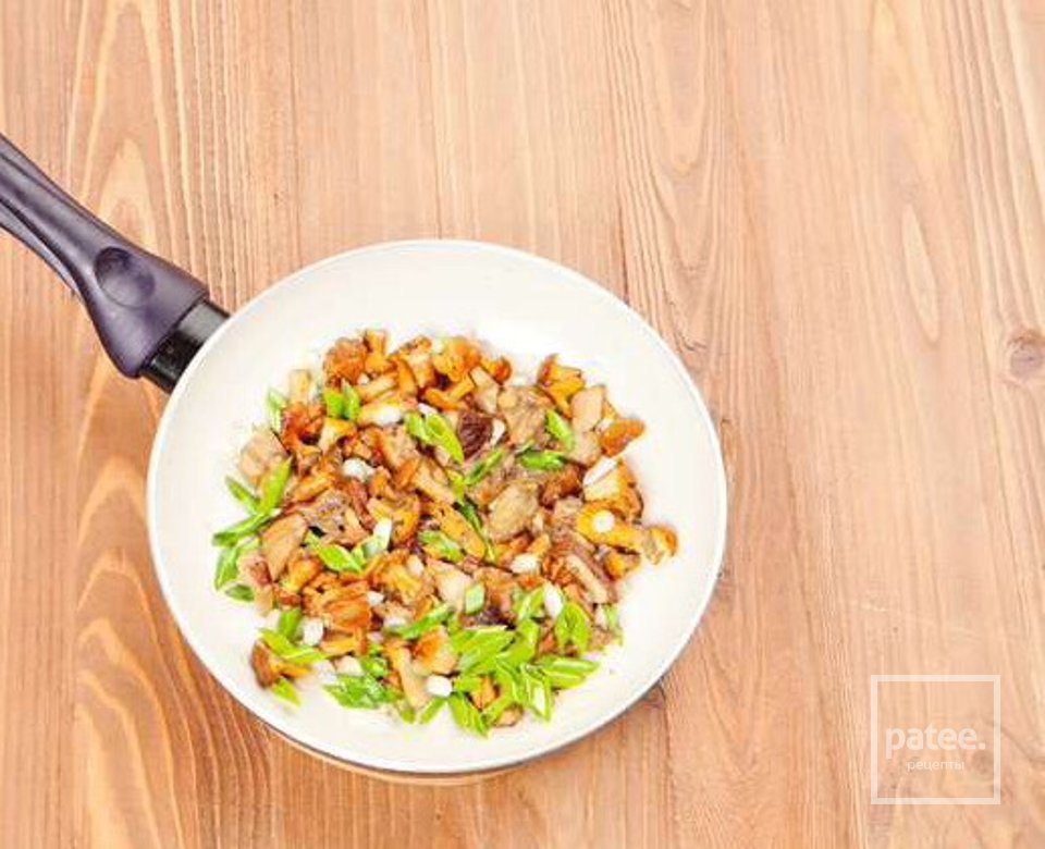 Язык с грибами и хреном на картофельных драниках - Шаг 2