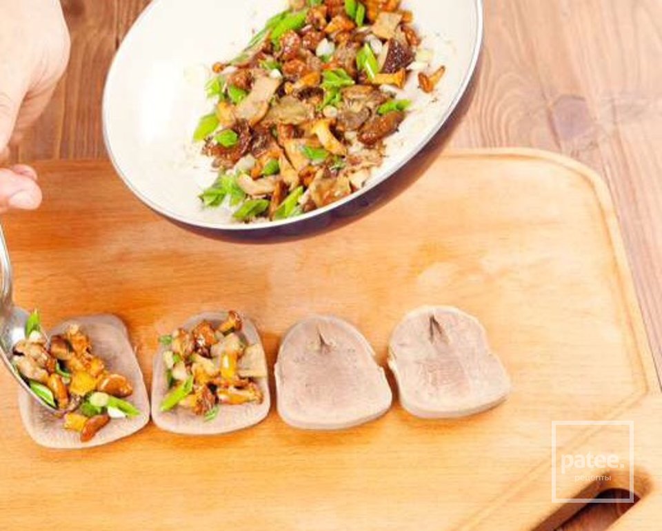 Язык с грибами и хреном на картофельных драниках - Шаг 4