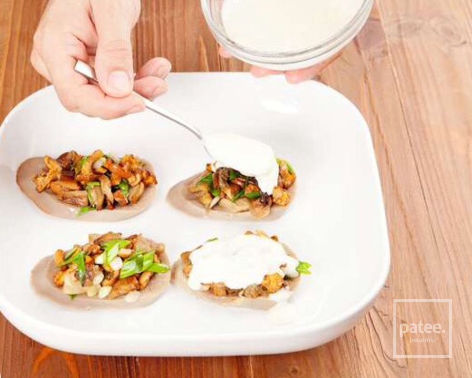 Язык с грибами и хреном на картофельных драниках - Шаг 6