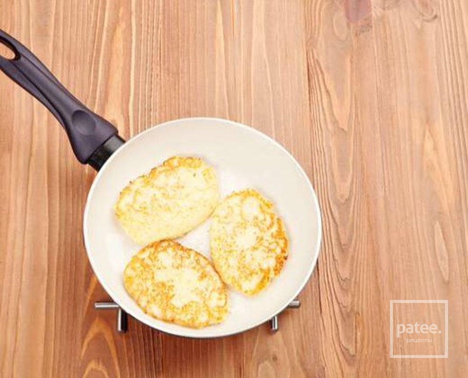 Язык с грибами и хреном на картофельных драниках - Шаг 9