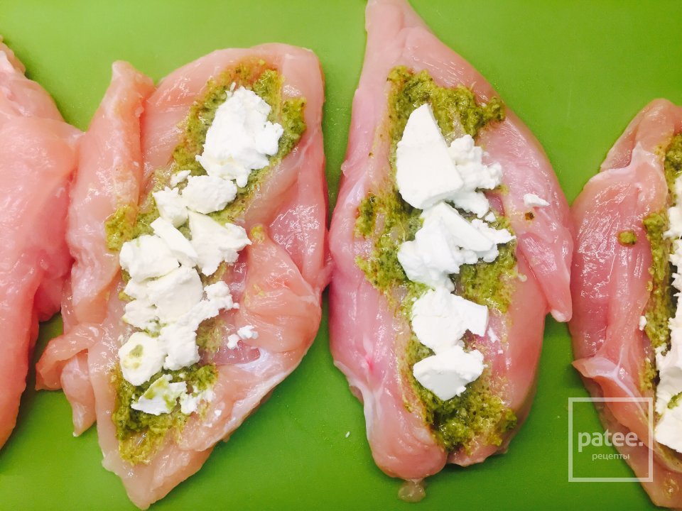 Курочка фаршированная брынзой и песто - Шаг 2