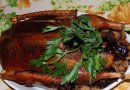 Запечённый гусь с яблоками и черносливом
