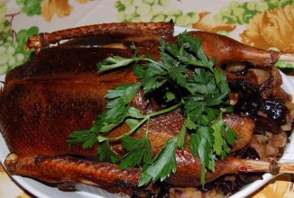 Запечённый гусь с яблоками и черносливом