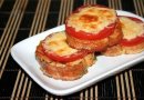 Гренки с помидорами и сыром