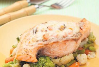 Лосось, припущенный со сливочным соусом и морепродуктами