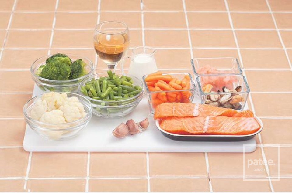 Лосось, припущенный со сливочным соусом и морепродуктами - Шаг 1