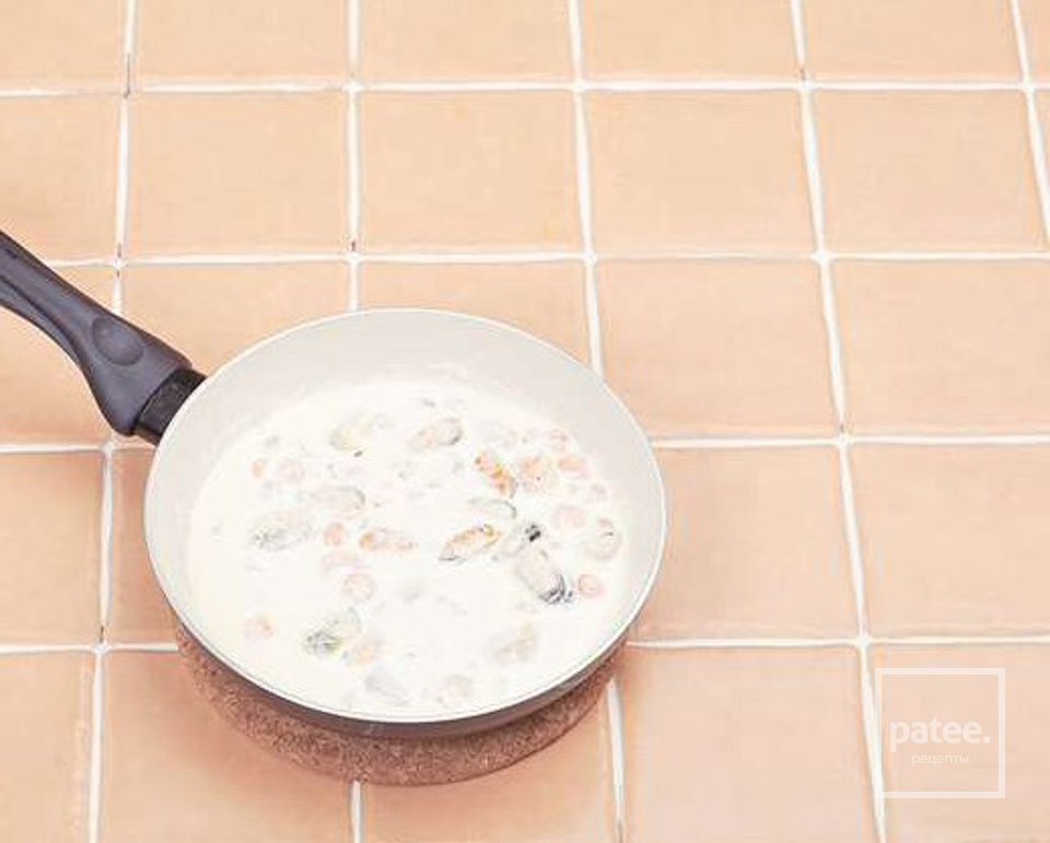 Лосось, припущенный со сливочным соусом и морепродуктами - Шаг 2