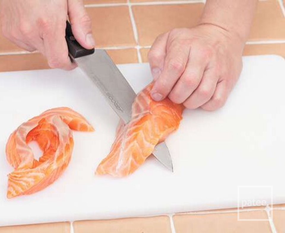 Лосось, припущенный со сливочным соусом и морепродуктами - Шаг 3