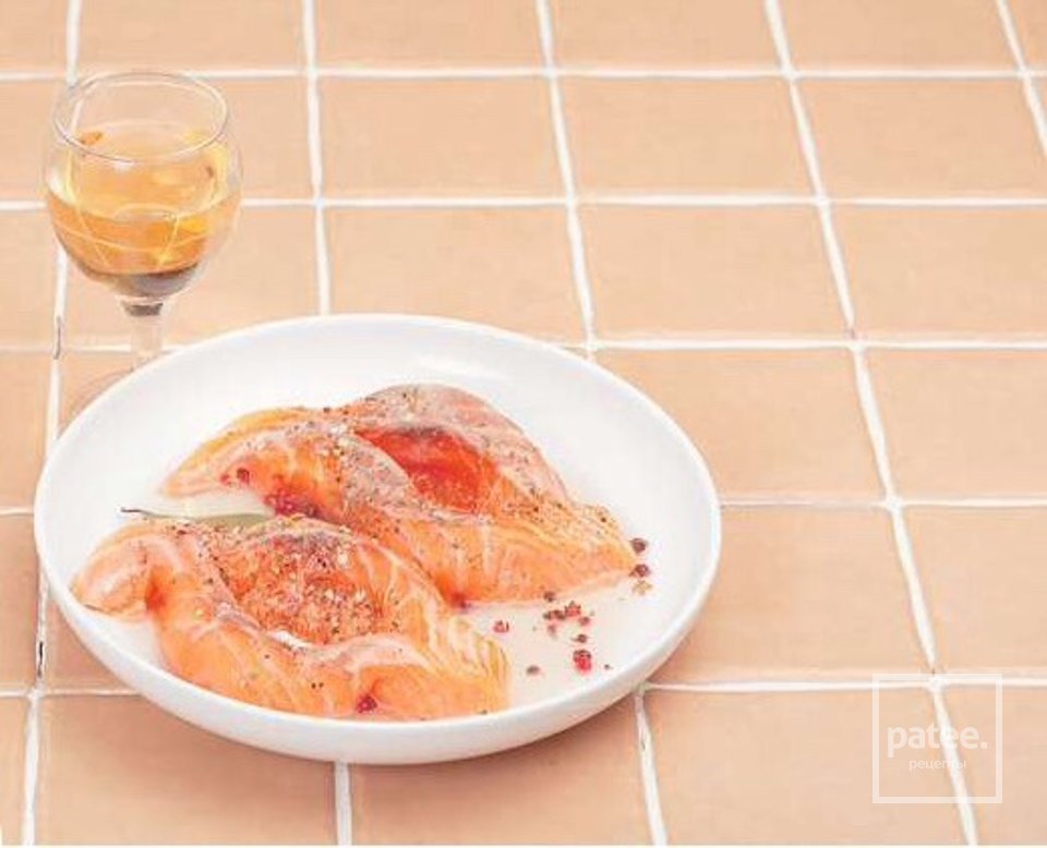 Лосось, припущенный со сливочным соусом и морепродуктами - Шаг 4