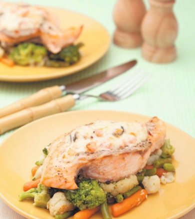 Лосось, припущенный со сливочным соусом и морепродуктами - Шаг 8