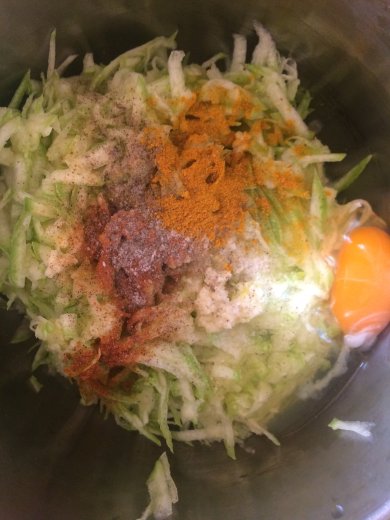 Яйцо пашот на блинчике из кабачка 🍳 - Шаг 2