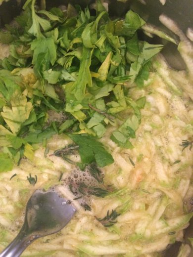 Яйцо пашот на блинчике из кабачка 🍳 - Шаг 3