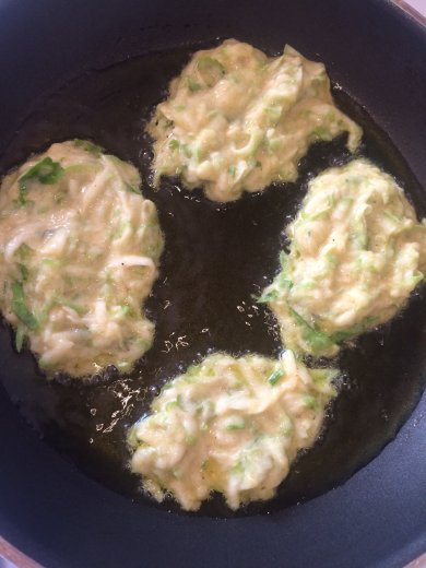 Яйцо пашот на блинчике из кабачка 🍳 - Шаг 5