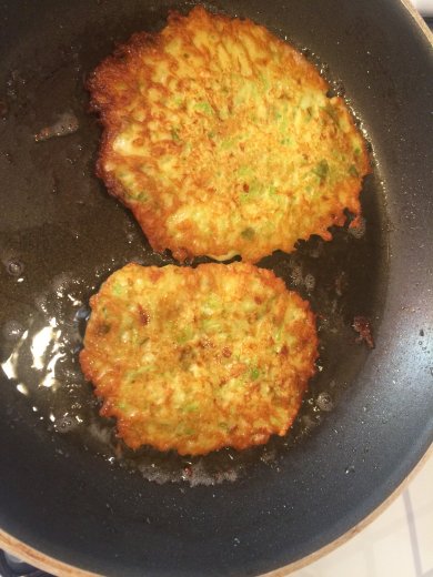 Яйцо пашот на блинчике из кабачка 🍳 - Шаг 6