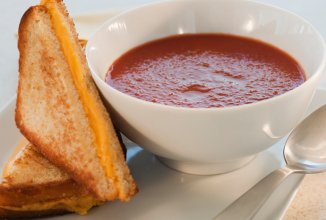 Томатный суп с сырными тестами