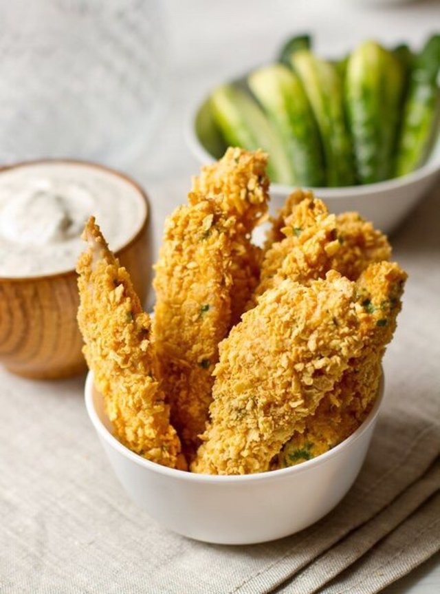 Палочки из куриного филе с кукурузными хлопьями