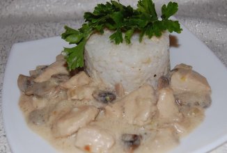 Куриное филе в сливочном соусе с шампиньонами