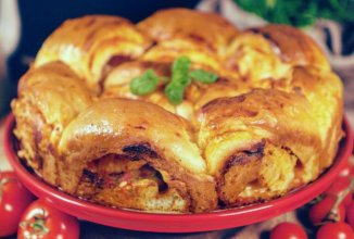 Рулеты с помидорами и моцареллой