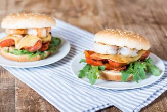 Чизбургер с колбасой Чоризо и креветками